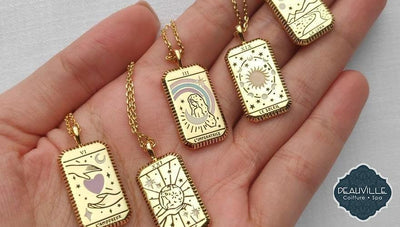 Tarot card necklaces: 4 models that you must get