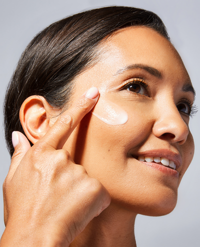 Woman applying Vivier Illuminating Enzymatic Peel™ treatment to her face for brighter, smoother skin.