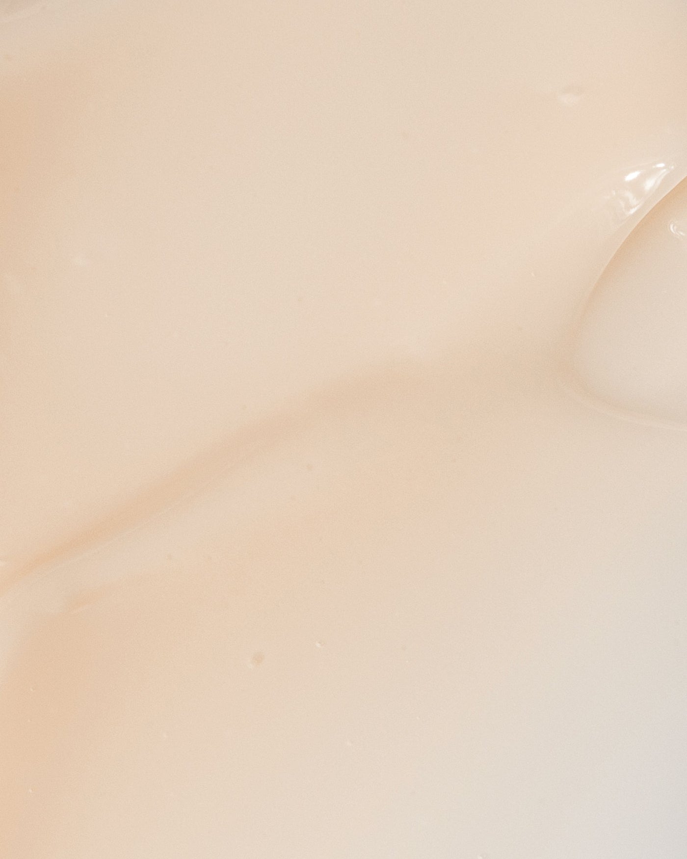 Close-up of Vivier DERMA-V™ lightweight cream texture, showcasing its creamy consistency for skin barrier repair.