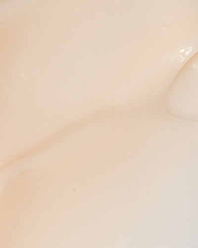 Close-up of Vivier DERMA-V™ lightweight cream texture, showcasing its creamy consistency for skin barrier repair.